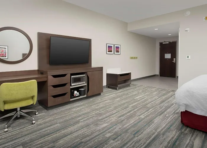 Hampton Inn & Suites Charlotte Airport Lake Pointe